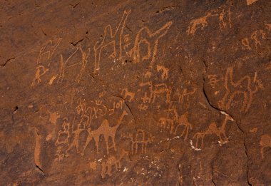 Ürdün 'deki Wadi Rum Çölü. Günbatımında. Kum tepeciğindeki güzel kum desenli panorama. Ürdün 'deki çöl manzarası.