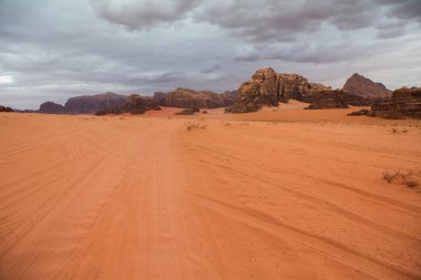 Ürdün 'deki Wadi Rum Çölü. Günbatımında. Kum tepeciğindeki güzel kum desenli panorama. Ürdün 'deki çöl manzarası.