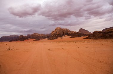 Ürdün 'deki Wadi Rum Çölü. Günbatımında. Kum tepeciğindeki güzel kum desenli panorama. Ürdün 'deki çöl manzarası.