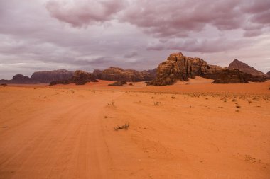 Ürdün 'deki Wadi Rum Çölü. Günbatımında. Kum tepeciğindeki güzel kum desenli panorama. Ürdün 'deki çöl manzarası.