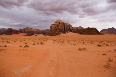 Ürdün 'deki Wadi Rum Çölü. Günbatımında. Kum tepeciğindeki güzel kum desenli panorama. Ürdün 'deki çöl manzarası.