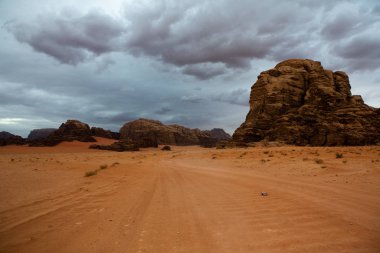 Ürdün 'deki Wadi Rum Çölü. Günbatımında. Kum tepeciğindeki güzel kum desenli panorama. Ürdün 'deki çöl manzarası.