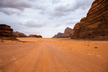 Ürdün 'deki Wadi Rum Çölü. Günbatımında. Kum tepeciğindeki güzel kum desenli panorama. Ürdün 'deki çöl manzarası.