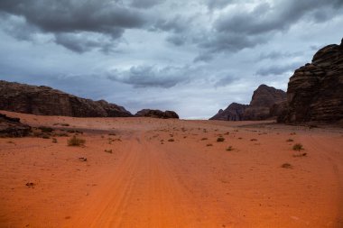 Ürdün 'deki Wadi Rum Çölü. Günbatımında. Kum tepeciğindeki güzel kum desenli panorama. Ürdün 'deki çöl manzarası.