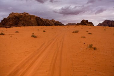 Ürdün 'deki Wadi Rum Çölü. Günbatımında. Kum tepeciğindeki güzel kum desenli panorama. Ürdün 'deki çöl manzarası.