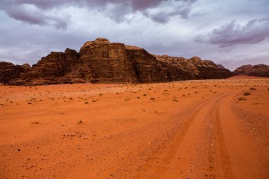 Ürdün 'deki Wadi Rum Çölü. Günbatımında. Kum tepeciğindeki güzel kum desenli panorama. Ürdün 'deki çöl manzarası.