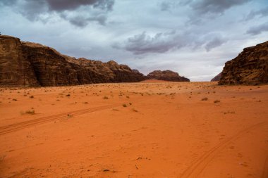 Ürdün 'deki Wadi Rum Çölü. Günbatımında. Kum tepeciğindeki güzel kum desenli panorama. Ürdün 'deki çöl manzarası.