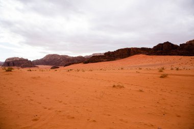 Ürdün 'deki Wadi Rum Çölü. Günbatımında. Kum tepeciğindeki güzel kum desenli panorama. Ürdün 'deki çöl manzarası.