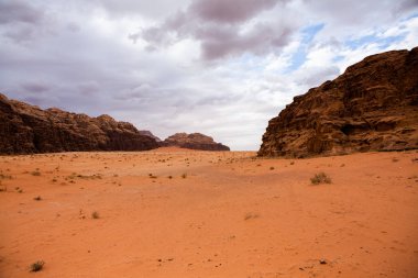 Ürdün 'deki Wadi Rum Çölü. Günbatımında. Kum tepeciğindeki güzel kum desenli panorama. Ürdün 'deki çöl manzarası.