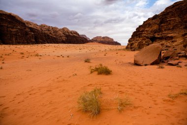 Ürdün 'deki Wadi Rum Çölü. Günbatımında. Kum tepeciğindeki güzel kum desenli panorama. Ürdün 'deki çöl manzarası.
