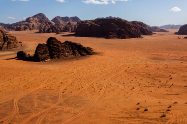 Ürdün 'deki Wadi Rum Çölü. Günbatımında. Kum tepeciğindeki güzel kum desenli panorama. Ürdün 'deki çöl manzarası.