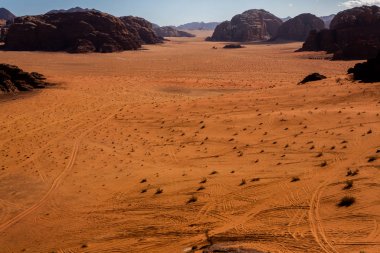 Ürdün 'deki Wadi Rum Çölü. Günbatımında. Kum tepeciğindeki güzel kum desenli panorama. Ürdün 'deki çöl manzarası.