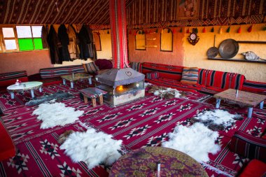 Ürdün 'deki Wadi Rum Çölü. Günbatımında. Kum tepeciğindeki güzel kum desenli panorama. Ürdün 'deki çöl manzarası.