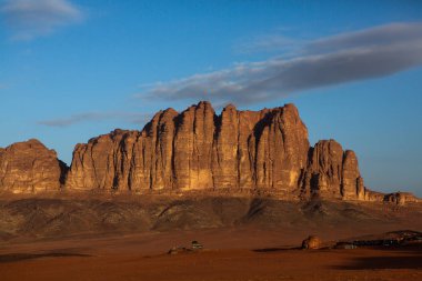 Ürdün 'deki Wadi Rum Çölü. Günbatımında. Kum tepeciğindeki güzel kum desenli panorama. Ürdün 'deki çöl manzarası.