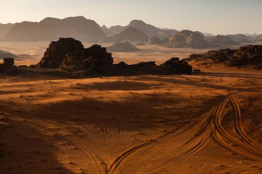 Ürdün 'deki Wadi Rum Çölü. Günbatımında. Kum tepeciğindeki güzel kum desenli panorama. Ürdün 'deki çöl manzarası.