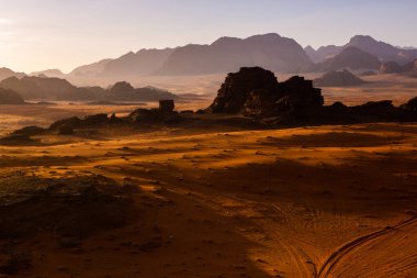 Ürdün 'deki Wadi Rum Çölü. Günbatımında. Kum tepeciğindeki güzel kum desenli panorama. Ürdün 'deki çöl manzarası.