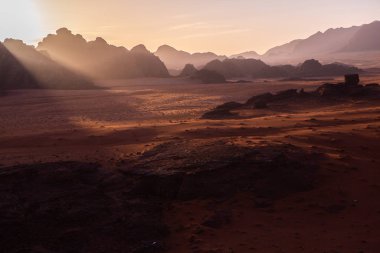 Ürdün 'deki Wadi Rum Çölü. Günbatımında. Kum tepeciğindeki güzel kum desenli panorama. Ürdün 'deki çöl manzarası.