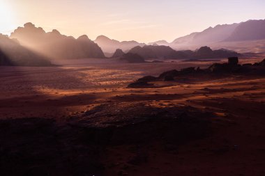 Ürdün 'deki Wadi Rum Çölü. Günbatımında. Kum tepeciğindeki güzel kum desenli panorama. Ürdün 'deki çöl manzarası.