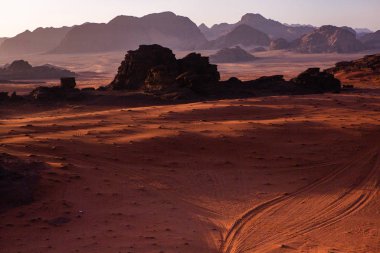 Ürdün 'deki Wadi Rum Çölü. Günbatımında. Kum tepeciğindeki güzel kum desenli panorama. Ürdün 'deki çöl manzarası.