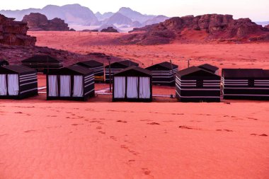 Ürdün 'deki Wadi Rum Çölü. Günbatımında. Kum tepeciğindeki güzel kum desenli panorama. Ürdün 'deki çöl manzarası.
