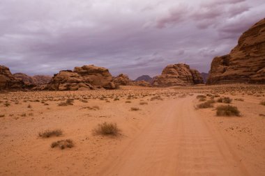 Ürdün 'deki Wadi Rum Çölü. Günbatımında. Kum tepeciğindeki güzel kum desenli panorama. Ürdün 'deki çöl manzarası.