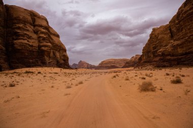 Ürdün 'deki Wadi Rum Çölü. Günbatımında. Kum tepeciğindeki güzel kum desenli panorama. Ürdün 'deki çöl manzarası.