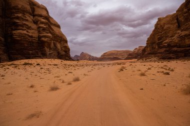 Ürdün 'deki Wadi Rum Çölü. Günbatımında. Kum tepeciğindeki güzel kum desenli panorama. Ürdün 'deki çöl manzarası.