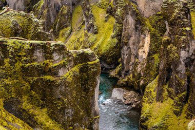 Renkli sonbahar doğası. İzlanda 'ya git. Dağları, gökyüzü ve bulutları olan güzel İzlanda manzarası.