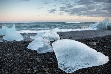 Diamond Beach İzlanda. Jokulsarlon buzul lagoon yakınındaki siyah sahilde buz. İzlanda'daki buzul buzdağları. İzlanda doğa.