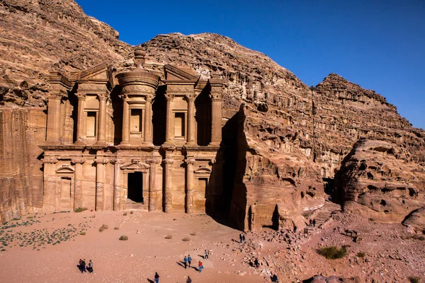 ヨルダンペトラの岩や古代建築の美しさ ペトラ ヨルダンの古代寺院 — ストック写真