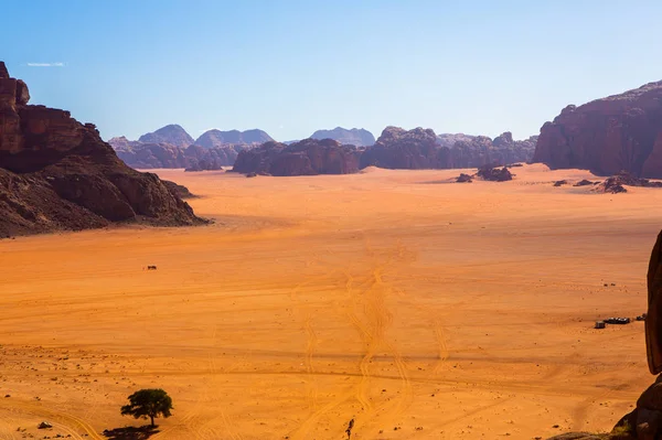 Ürdün 'deki Wadi Rum Çölü. Günbatımında. Kum tepeciğindeki güzel kum desenli panorama. Ürdün 'deki çöl manzarası.