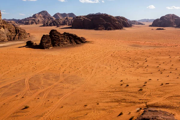 Ürdün 'deki Wadi Rum Çölü. Günbatımında. Kum tepeciğindeki güzel kum desenli panorama. Ürdün 'deki çöl manzarası.