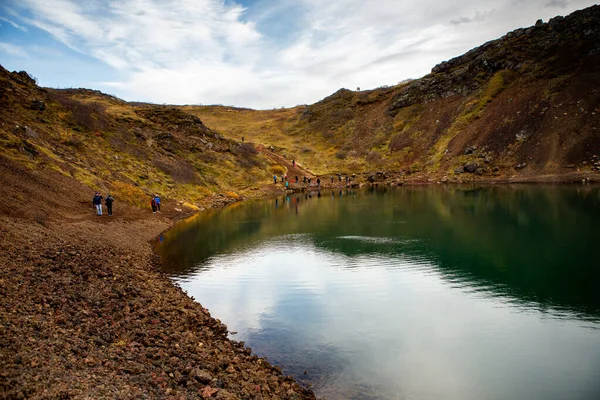 冰岛的克莱德火山火山口湖 冰岛Kerid火山口顶部有蓝色火山口湖的红色火山岩景观 — 图库照片