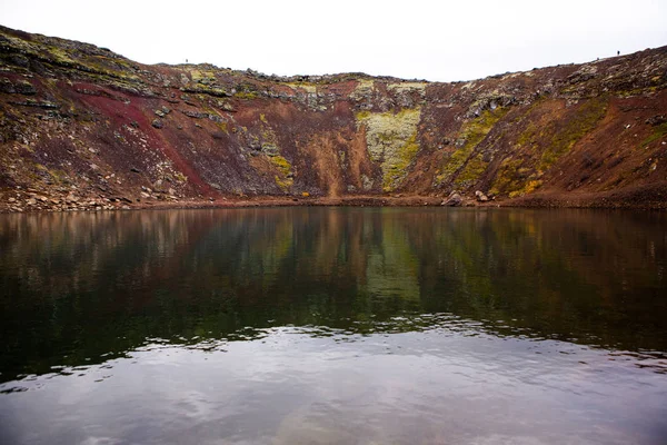Kerid Vulkanischen Kratersee Island Landschaft Mit Roten Vulkansteinen Auf Der — Stockfoto
