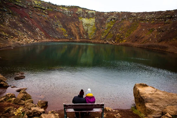 Kerid Vulkanischen Kratersee Island Landschaft Mit Roten Vulkansteinen Auf Der — Stockfoto