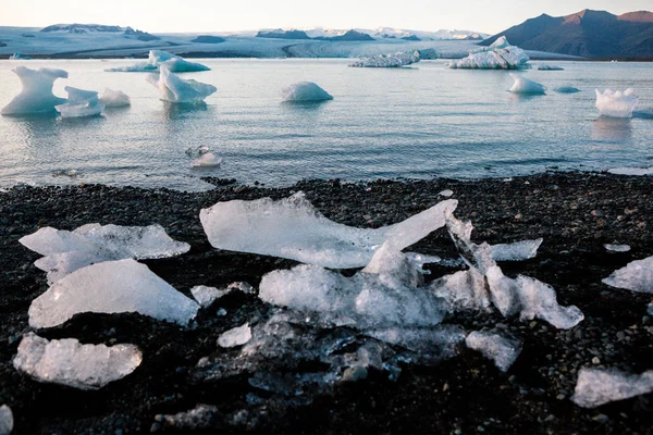 ダイアモンド ビーチ アイスランド 手配氷河ラグーン近く黒いビーチの氷します アイスランドの氷河氷山 アイスランドの自然 — ストック写真