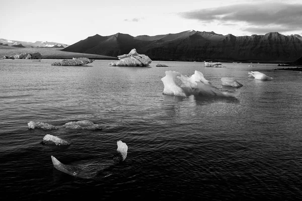 ダイアモンド ビーチ アイスランド 手配氷河ラグーン近く黒いビーチの氷します アイスランドの氷河氷山 アイスランドの自然 — ストック写真