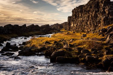 Renkli sonbahar doğası. İzlanda 'ya git. Dağları, gökyüzü ve bulutları olan güzel İzlanda manzarası.