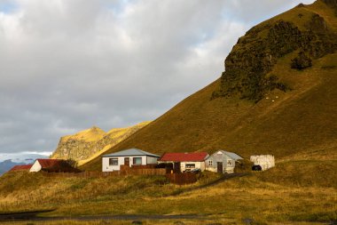 Renkli sonbahar doğası. İzlanda 'ya git. Dağları, gökyüzü ve bulutları olan güzel İzlanda manzarası.