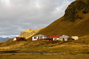 Renkli sonbahar doğası. İzlanda 'ya git. Dağları, gökyüzü ve bulutları olan güzel İzlanda manzarası.