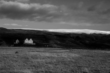 Renkli sonbahar doğası. İzlanda 'ya git. Dağları, gökyüzü ve bulutları olan güzel İzlanda manzarası.