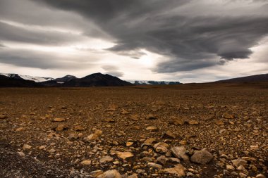 Renkli sonbahar doğası. İzlanda 'ya git. Dağları, gökyüzü ve bulutları olan güzel İzlanda manzarası.