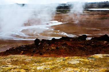 Renkli sonbahar doğası. İzlanda 'ya git. Dağları, gökyüzü ve bulutları olan güzel İzlanda manzarası.