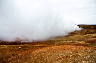 Renkli sonbahar doğası. İzlanda 'ya git. Dağları, gökyüzü ve bulutları olan güzel İzlanda manzarası.