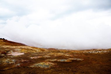 Renkli sonbahar doğası. İzlanda 'ya git. Dağları, gökyüzü ve bulutları olan güzel İzlanda manzarası.
