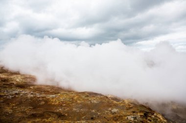 Renkli sonbahar doğası. İzlanda 'ya git. Dağları, gökyüzü ve bulutları olan güzel İzlanda manzarası.