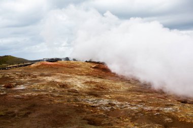 Renkli sonbahar doğası. İzlanda 'ya git. Dağları, gökyüzü ve bulutları olan güzel İzlanda manzarası.
