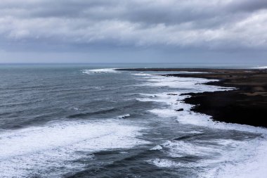 Dağları olan Atlantik Okyanusu 'nun güzel kıyıları. Kuzey Atlantik Okyanusu 'nun dalgaları fırtınadan sonra İzlanda sahiline çarpıyor..