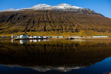 Doğu İzlanda 'daki küçük Seydisfjordur kasabasının manzarası. Resimli kırsal kasaba. İzlanda 'nın güzel manzarası.