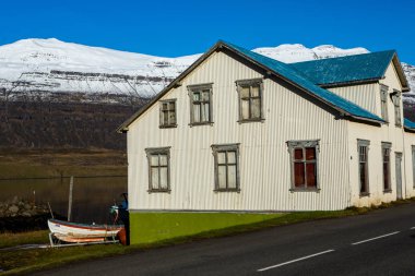 Doğu İzlanda 'daki küçük Seydisfjordur kasabasının manzarası. Resimli kırsal kasaba. İzlanda 'nın güzel manzarası.